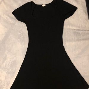 (xs) black short sleeve dress from garage